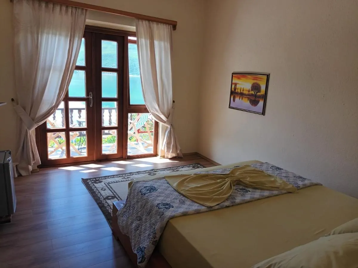 Guest House Lini 0*,  Albania